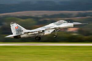 militare combattente Jet aereo a aria base. aria vigore volo operazione. aviazione e aereo. aria difesa. militare industria. volare e volare. foto