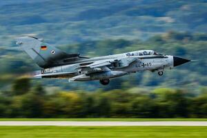 militare combattente Jet aereo a aria base. aria vigore volo operazione. aviazione e aereo. aria difesa. militare industria. volare e volare. foto