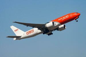 tnt airways boeing 777-200 oo-tsc carico aereo partenza e prendere via a hong kong chek giro kok aeroporto foto