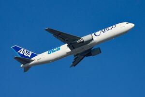 tutti nippon airways ana carico boeing 767-300 ja8323 carico aereo partenza e prendere via a hong kong chek giro kok aeroporto foto