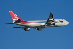 cargolux boeing 747-8 lx-vca carico aereo partenza e prendere via a hong kong chek giro kok aeroporto foto