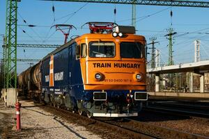 treno Ungheria. internazionale treno trasporto. carico nolo carro a treno stazione. globale trasporto e spedizione. foto