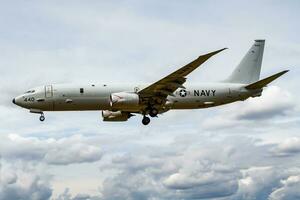 speciale missione pattuglia aereo a aria base. aria vigore volo operazione. aviazione e aereo. boeing p-8 poseidon . volare e volare. foto