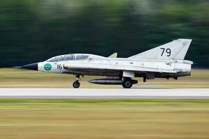 militare combattente Jet aereo a aria base. aria vigore volo operazione. aviazione e aereo. aria difesa. militare industria. volare e volare. foto