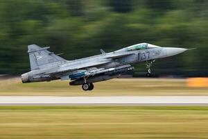 saab Jas 39 gripen militare combattente Jet aereo a aria base. aria vigore volo operazione. aviazione e aereo. aria difesa. militare industria. volare e volare. foto