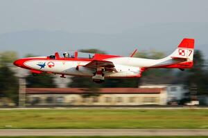 militare allenatore aereo a aria base. aria vigore volo operazione. aviazione e aereo. aria difesa. militare industria. volare e volare. foto