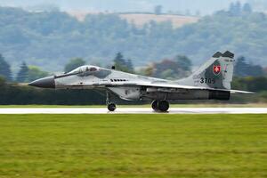 militare combattente Jet aereo a aria base. aria vigore volo operazione. aviazione e aereo. aria difesa. militare industria. volare e volare. foto