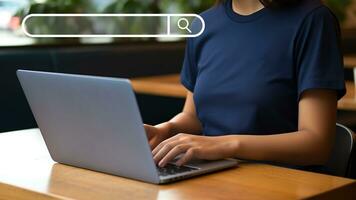 dati ricerca su Internet concetto con virtuale ricerca bar navigazione e giovane donna con blu casuale maglietta utilizzando il computer portatile computer a bar. generativo ai foto