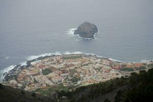 interessante Visualizza a partire dal il altezza su il isola di garachico dire bugie su il sponde di il spagnolo canarino isola tenerife foto