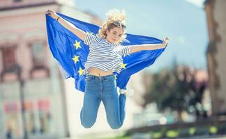 attraente contento giovane ragazza con il bandiera di il europeo unione foto