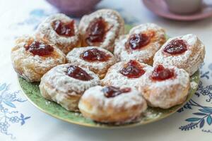 un' piatto di ciambelle pieno con marmellata e rivestito nel zucchero foto