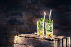 Mojito. alcolizzato cocktail bevanda Mojito su di legno tavola nel pub o ristorante foto