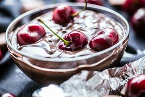 fresco ciliegie nel ciotola con cioccolato su buio tovaglia foto