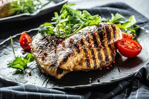 pollo Seno grigliato con spezie peper sale pomodori e rucola foto