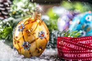 Natale volta. lusso d'oro viola blu Natale palla e decorazione.rosso nastro con testo contento Natale foto