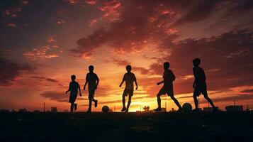 calcio Giocatori ombre su il sera cielo. silhouette concetto foto