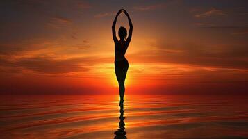 femmina ginnasta S ombra nel spiaggia tramonto. silhouette concetto foto