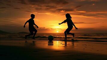 Due adolescenti giocando calcio su il spiaggia loro sagome visibile foto