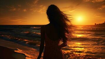 ragazza S silhouette contro mare e tramonto foto