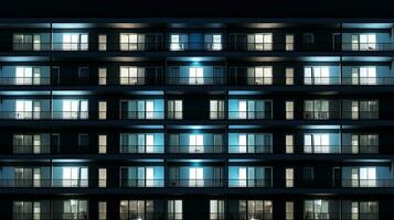 contemporaneo ore notturne architettura con uniforme finestre e balconi nel un' Residenziale o Hotel edificio. silhouette concetto foto