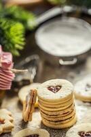 Natale linzer dolci e biscotti marmellata zucchero polvere nel al forno padella foto