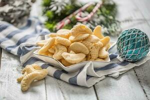 Natale vaniglia rotoli Pasticcino e biscotti nel ciotola foto