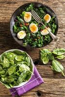 spinaci insalata. fresco spinaci insalata con uova chili Pepe e dolce mirtilli. foto