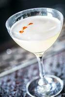 cocktail bevanda pisco acida a bancone da bar nel notte club o ristorante foto