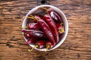 peperoncino.rosso chili peperoni su di legno tavolo. selettivo messa a fuoco. foto