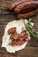 salsicce. affumicato salsicce. chorizo salsicce con verdura rosmarino spezie e cucina utensile. foto