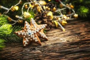 Natale torta pan di zenzero. Natale stelle torte e decorazione su rustico quercia tavolo foto