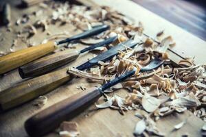 la lavorazione del legno Vintage ▾ utensili scalpelli con legna shawings su retrò banco di lavoro foto