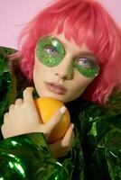 donna colore rosa viso ritratto acconciatura verde capelli signora bellezza parrucca moda cibo Limone foto