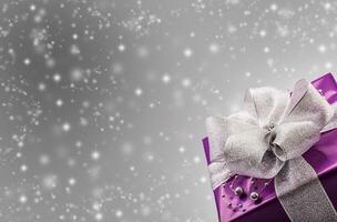 Natale bokeh concetto con viola presente nel il parte inferiore giusto angolo e illustrato i fiocchi di neve nel il sfondo foto