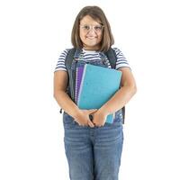 modesto bene femmina alunno indossa bicchieri e detiene sua studia materiale nel mani, sorridente foto