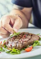 capocuoco preparato Manzo fianco bistecca con verdura decorazione. foto