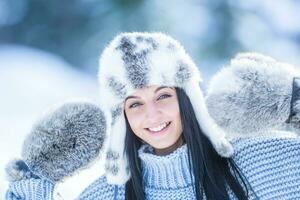 inverno ritratto di attraente giovane donna nel caldo capi di abbigliamento foto