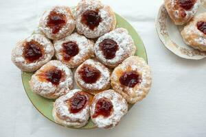 superiore Visualizza su un' piatto di ciambelle pieno con marmellata e rivestito nel zucchero foto