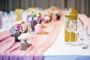 nozze tavolo ambientazione. bellissimo tavolo impostato con fiori e bicchiere tazze per alcuni festivo evento, festa o nozze ricezione foto