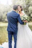 sposini coppia profondamente nel amore hold ogni altro Il prossimo per un' lago all'aperto foto