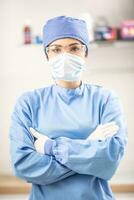 ritratto di femmina medico nel speciale chirurgico sterile protettivo capi di abbigliamento foto