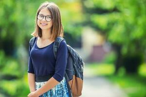 ritratto di attraente giovane adolescenziale scuola ragazza con zaino foto