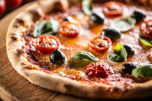 fatti in casa Pizza con pomodori Mozzarella formaggio olive e basilico foto