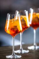 tipico estate sekt bevanda aperol spritz servito nel vino bicchieri con aperitivo, prosecco, bibita e un' fetta di arancia foto