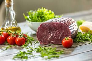 italiano bresaola con rucola pomodori e oliva olio foto