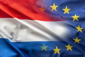 bandiere di Olanda aggiungere Unione Europea soffiaggio nel il vento foto