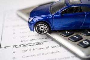 auto su richiesta di assicurazione incidente auto forma sfondo, prestito auto, finanza, risparmio di denaro, assicurazioni e concetti di tempo di leasing. foto