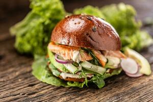 salmone hamburger ripieno con verdura insalata avocado e aneto foto