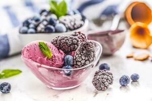 mirtillo e mora ghiaccio crema nel ciotola con congelato frutta foto