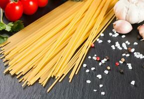 pasta e ingredienti alimentari su sfondo nero. foto